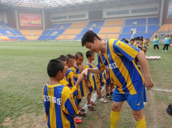 郝海东海外归来投身青少年足球培训:传递快乐足球!